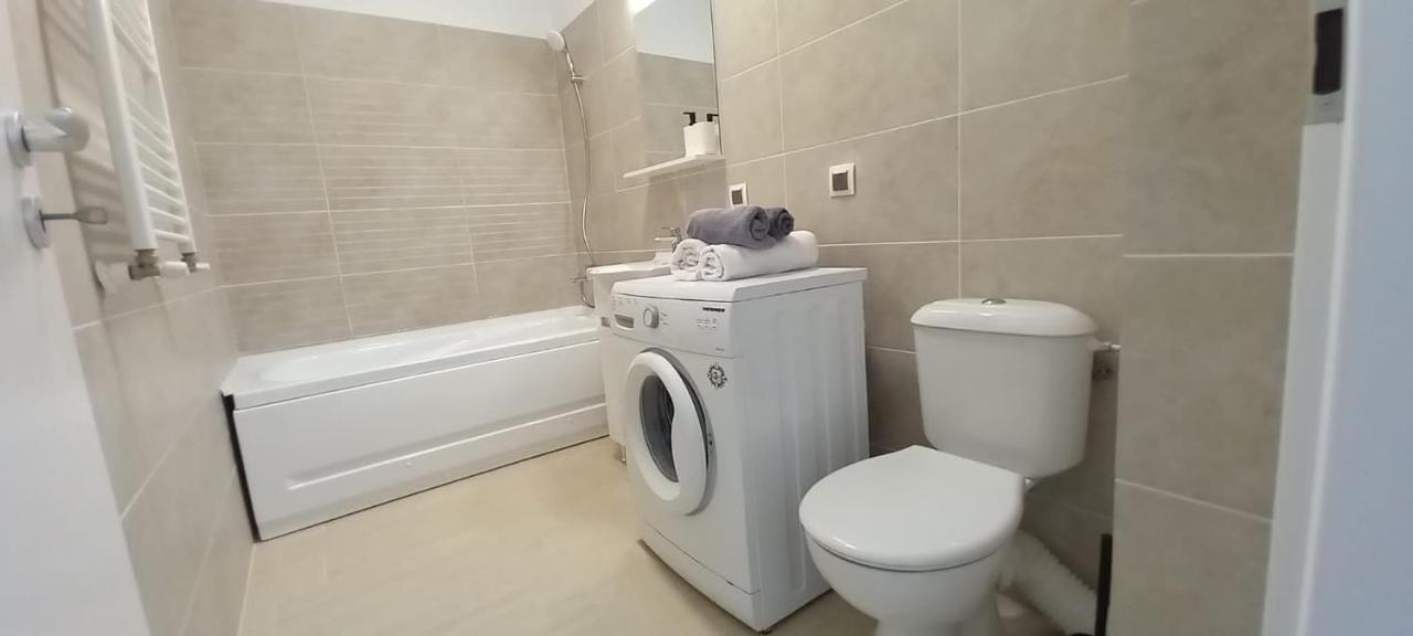 Preciziei 1Br Luxury Apartment With Fast Wifi, Self Check In And Parking Bukarest Exterior foto